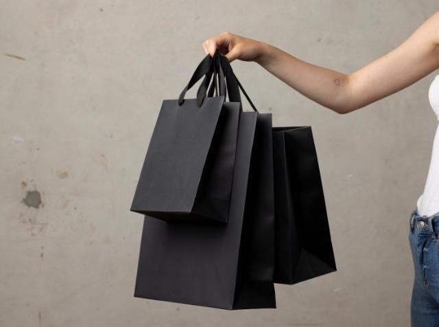 Collezione opulenta di borse, realizzata con materiali pregiati e meticolosa attenzione ai dettagli, che incarna l'eleganza senza tempo e la moda raffinata.