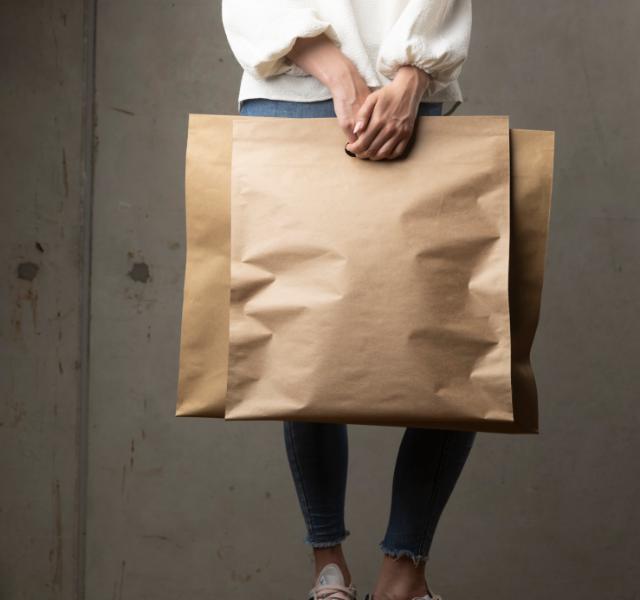 Imballaggi per e-commerce eleganti e professionali, su misura per proteggere e mostrare i tuoi prodotti durante la spedizione, garantendo un'esperienza di unboxing memorabile per i clienti.