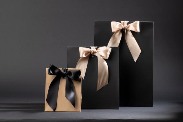 Borse regalo adorabili e affascinanti, decorate con deliziosi motivi e disegni, pronte a contenere le tue sorprese speciali e portare gioia al destinatario.