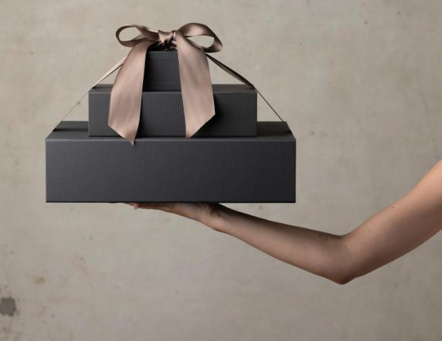 Scatola regalo squisita riempita con un assortimento di deliziose sorprese, perfetta per ogni occasione speciale, garantita per portare gioia ed eccitazione.