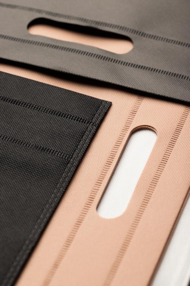 Materiale non tessuto durevole ed ecologico, versatile e sostenibile, adatto per una varietà di applicazioni, inclusi borse, imballaggi e altro ancora, offrendo una soluzione pratica e rispettosa dell'ambiente.