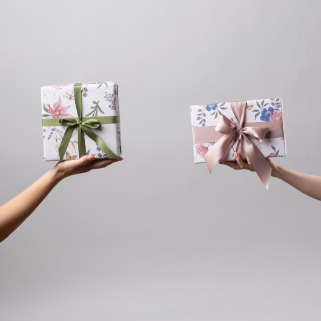 Carta da regalo vivace e festosa, caratterizzata da motivi e colori accattivanti, pronta ad aggiungere un tocco di gioia ed eccitazione ai tuoi doni.