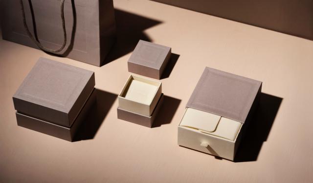 Scatole per gioielli eleganti e funzionali, progettate per conservare e proteggere i tuoi preziosi accessori, combinando stile e organizzazione per un'esposizione raffinata e lussuosa.